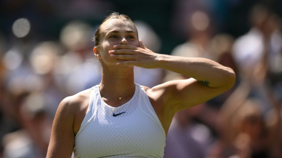 Wimbledon: Sabalenka se fait très peur, Djokovic évite le couvre-feu