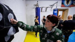 Una "guardia femenina" se forma para el combate en los Urales rusos