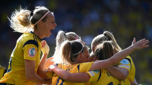 Sweden strike late to break Swiss resistance