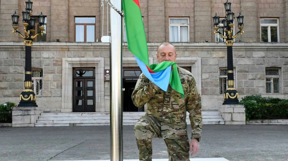 El presidente de Azerbaiyán iza la bandera nacional en la capital de Nagorno Karabaj