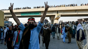 Dans Islamabad barricadée, affrontements entre police et partisans d'Imran Khan