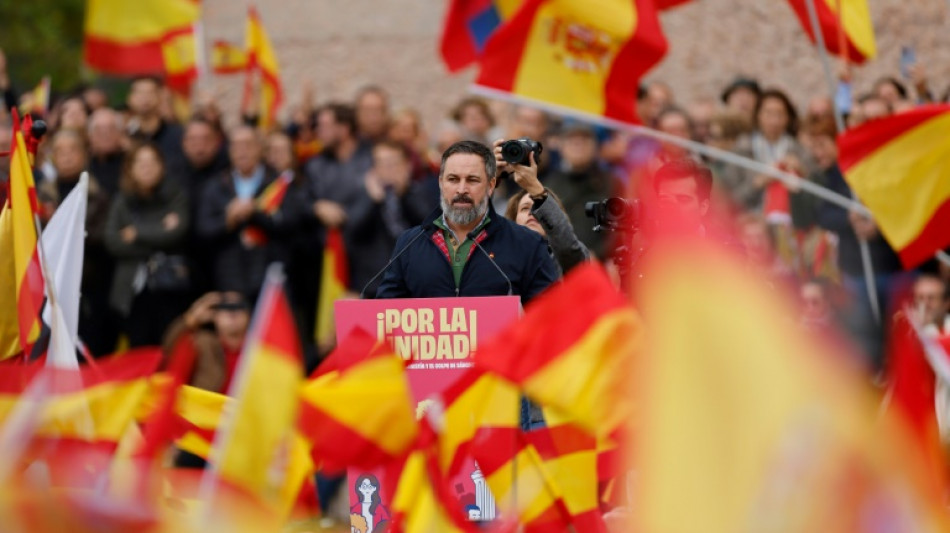 Miles de españoles manifiestan contra planes de amnistía a independentistas catalanes