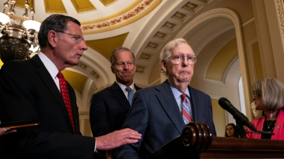 Senador republicano de EEUU McConnell se queda paralizado en plena declaración