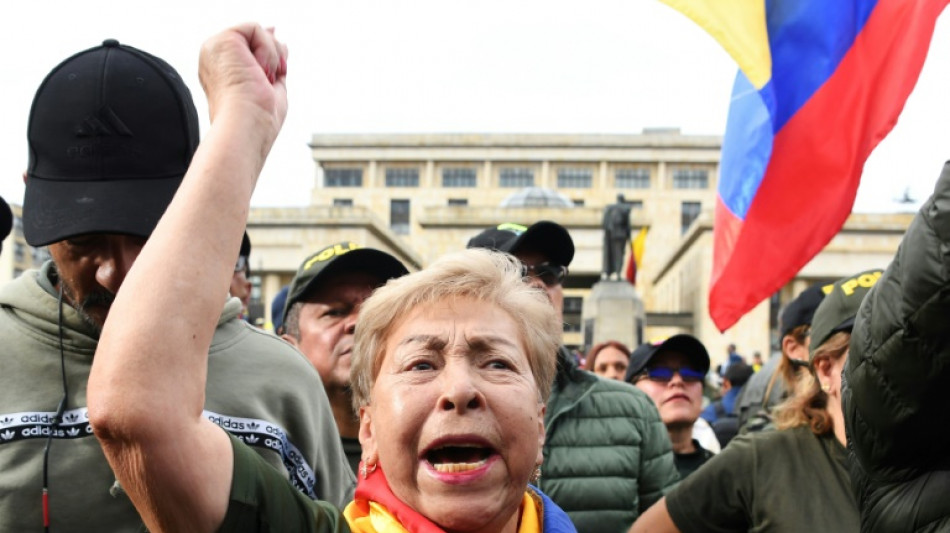 Cientos de exmilitares protestan en Colombia contra el gobierno de Petro