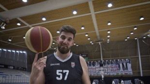 Sur les réseaux sociaux, un basketteur de Tours met en scène ses 2,22 m