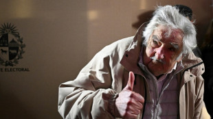 Mujica vive 'momento mais difícil' de tratamento para câncer, afirma sua esposa