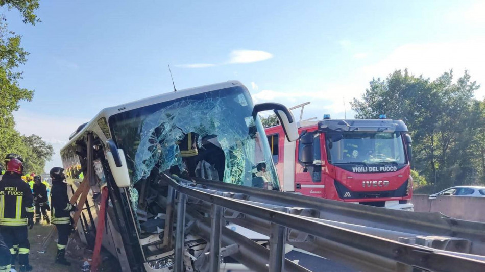 Pullman turisti su guardrail in A1, un morto e 15 feriti