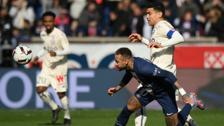 L1: Neymar (PSG) sort blessé à une cheville contre Lille