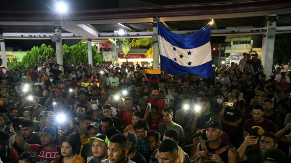 Cientos de migrantes se manifiestan en la frontera mexicana pidiendo un alto a las redadas