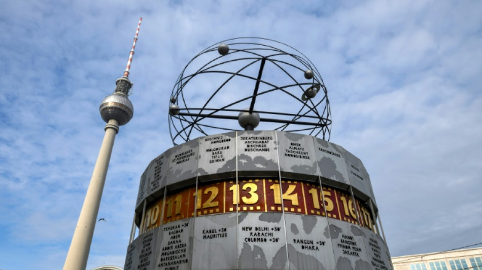 Klimaprotest der Letzten Generation: Weltzeituhr in Berlin mit Farbe besprüht