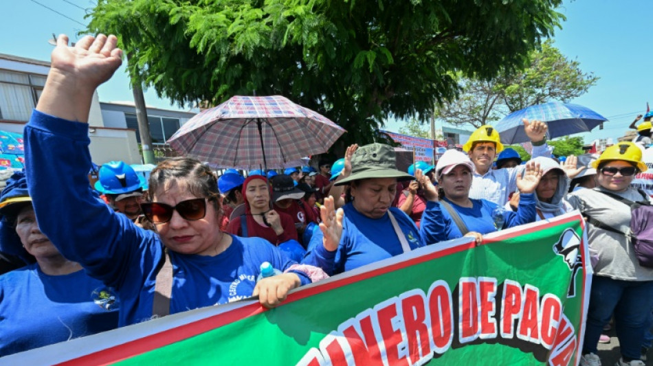 Mineros artesanales de Perú exigen en una protesta derogar la ley que los declara ilegales