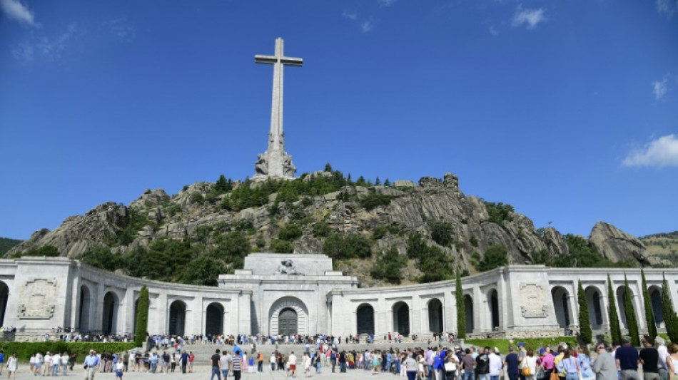 Los restos del general franquista Queipo de Llano son retirados de una popular iglesia de Sevilla