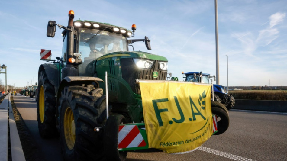 Agricultores belgas bloquean una autopista en unas protestas