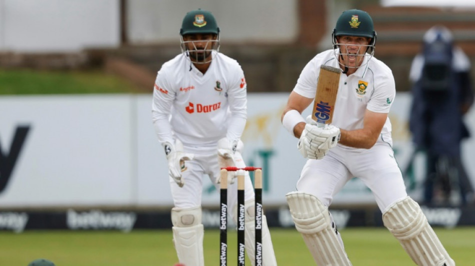 South Africa build on big lead against Bangladesh