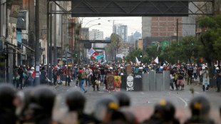 Duros enfrentamientos frente al Congreso de Perú que rechazó anticipar comicios