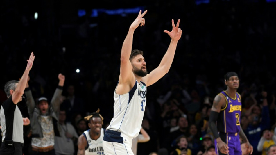 NBA: Dallas plombe les Lakers au buzzer, les Sixers enchaînent