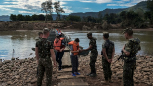 Pasarelas flotantes: la nueva rutina de afectados por catástrofe en Brasil