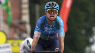 Tour de France: Clarke gagne l'étape des pavés, van Aert sauve son maillot jaune