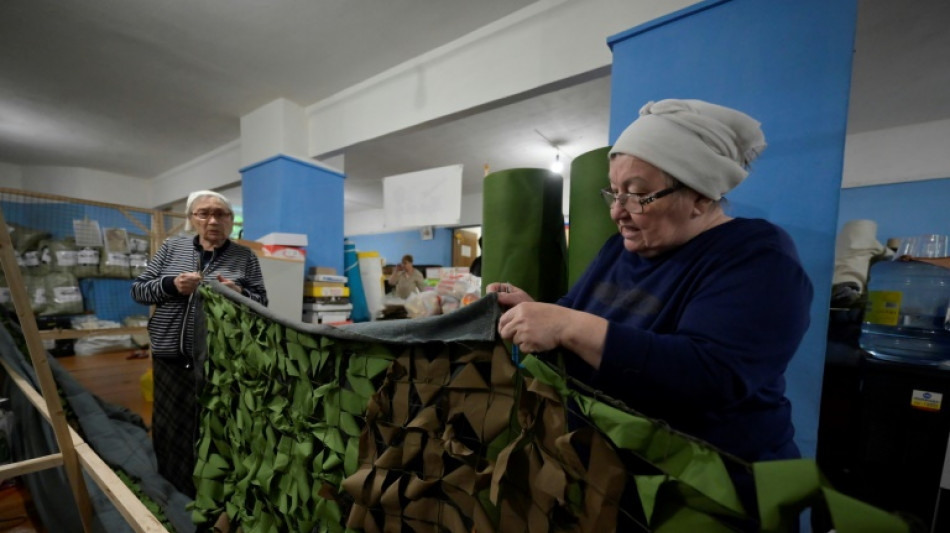 Voluntarias rusas cosen para los soldados desplegados en el frente