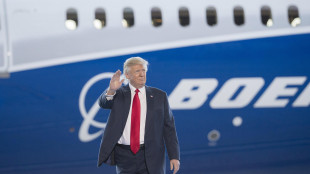 Ala del Boeing di Trump urta un aereo nello scalo della Florida