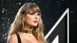 Taylor Swift again urges fans to vote at MTV VMAs