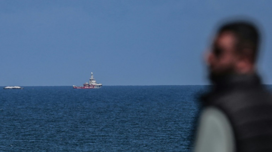 Barco de oenegé empieza a descargar alimentos en Gaza