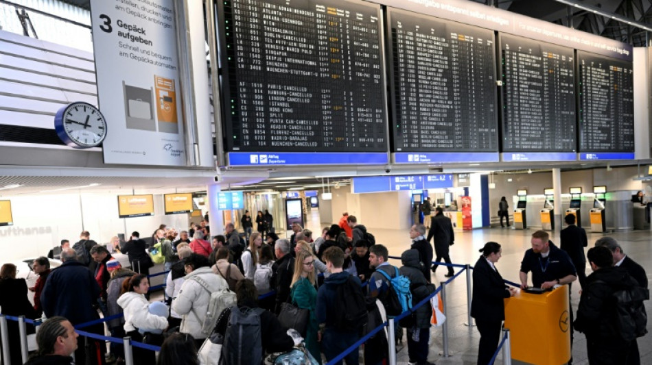 Frankfurter Flughafen stoppt alle Starts wegen massiven Eisregens 