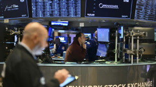 Wall Street ouvre en ordre dispersé, digère l'inflation côté producteurs