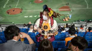 Vendeuse ambulante de bière dans les stades au Japon, un métier sportif