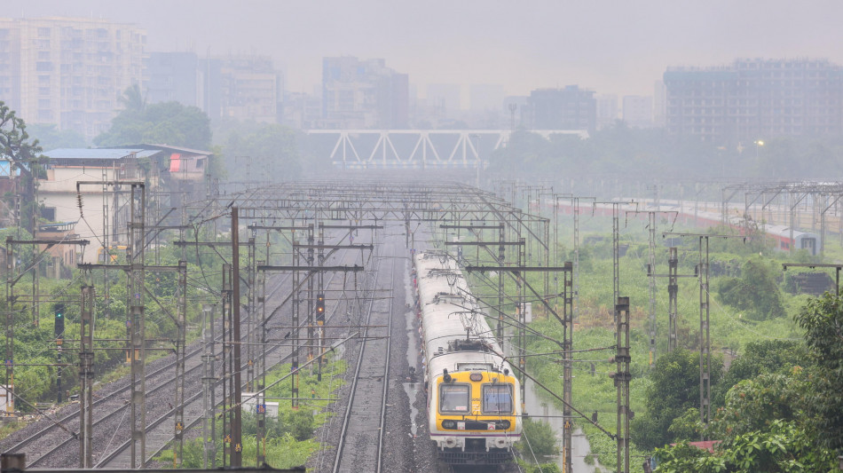 Deraglia treno passeggeri in India, 10 carrozze rovesciate