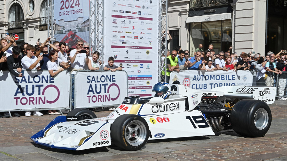 Al Salone di Torino auto sulla folla, quindici contusi