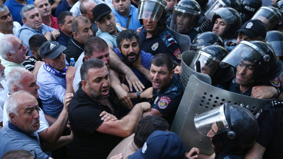 Decenas de heridos en una protesta contra el gobierno en Armenia