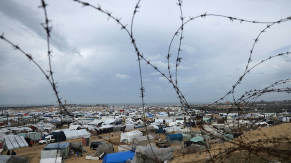 Miles de desplazados enfrentan hacinados en una ciudad del sur de Gaza los "peores meses" de sus vidas