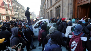 Manifestantes de Ayotzinapa derriban con un vehículo la puerta del palacio presidencial en México