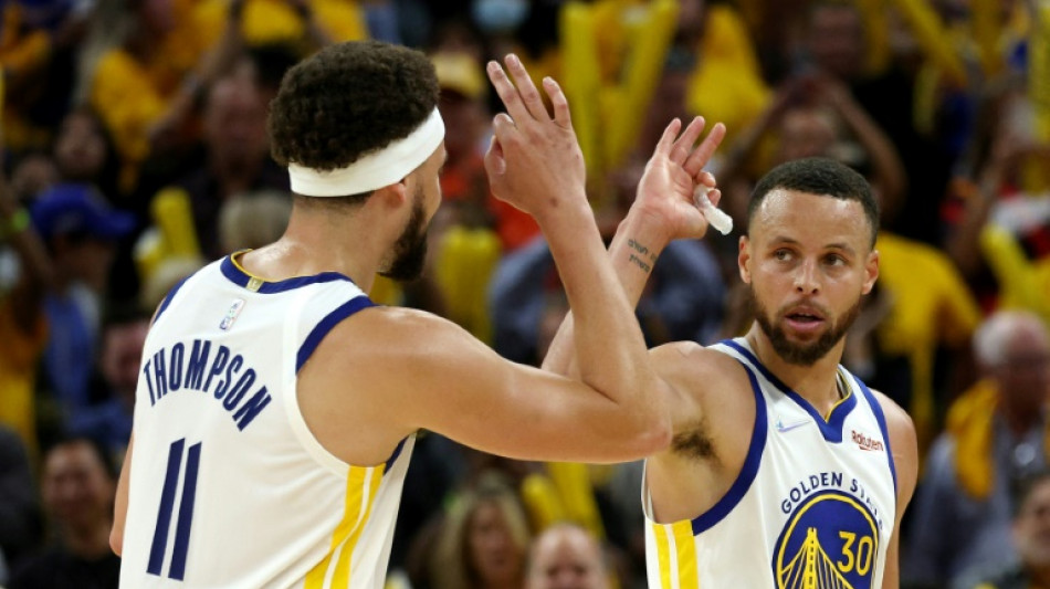 Play-offs NBA: les Warriors renversent les Mavs et doublent la mise