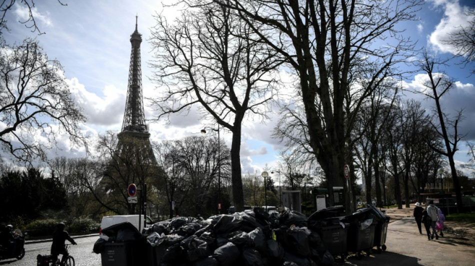 París acumula 10.000 toneladas de basura en sus calles por protesta