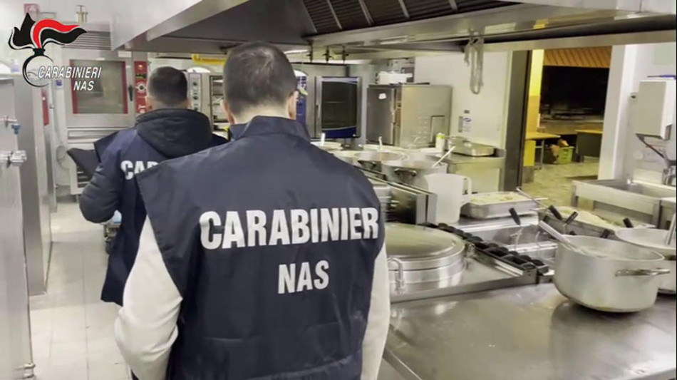 Pezzi di vetro nel pane a scuola a Milano, indaga la Procura