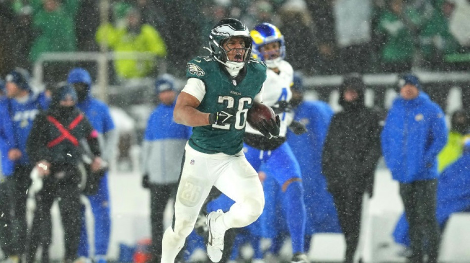 Barkley dashes through the snow as Eagles beat Rams