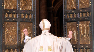 Il Papa apre la Porta Santa, al via il Giubileo