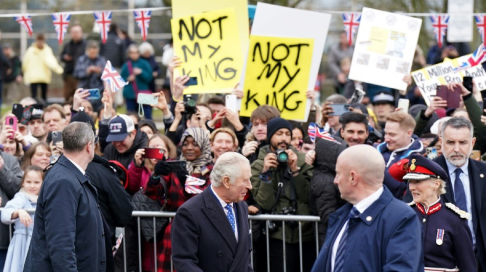 Banderolas antimonárquicas en una visita de Carlos III a una ciudad cerca de Londres