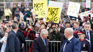 Banderolas antimonárquicas en una visita de Carlos III a una ciudad cerca de Londres