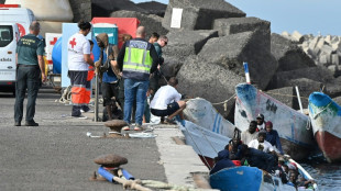 Hallan a dos emigrantes muertos en una barca cerca de las islas Canarias