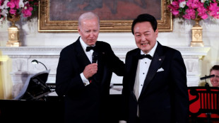 Presidente surcoreano sorprende a Biden cantando en la Casa Blanca