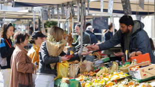 Au marché d'Aligre, le paradoxe des fruits de saison