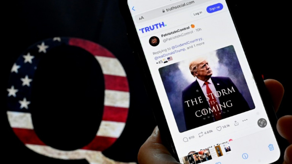 Bajo presión judicial, Trump revive al movimiento conspirativo QAnon