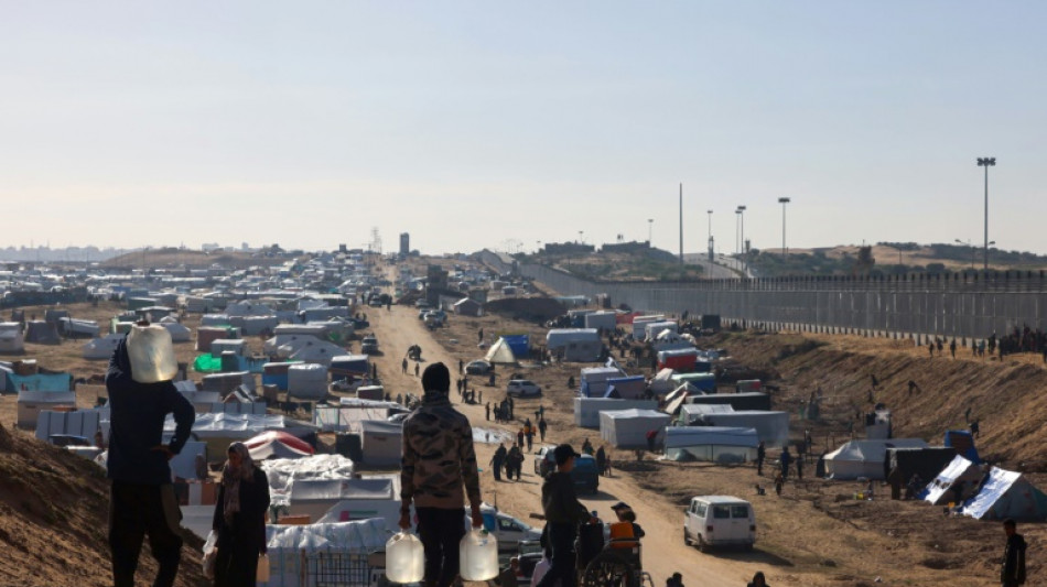 Sin techo ni perspectivas, miles de palestinos de Gaza se agolpan en la frontera con Egipto