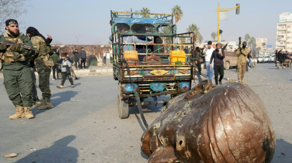 En Syrie, une statue de l'ex-président Hafez al-Assad renversée, tout un symbole