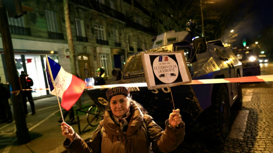 Protest convoy approaches Paris defying police deployment