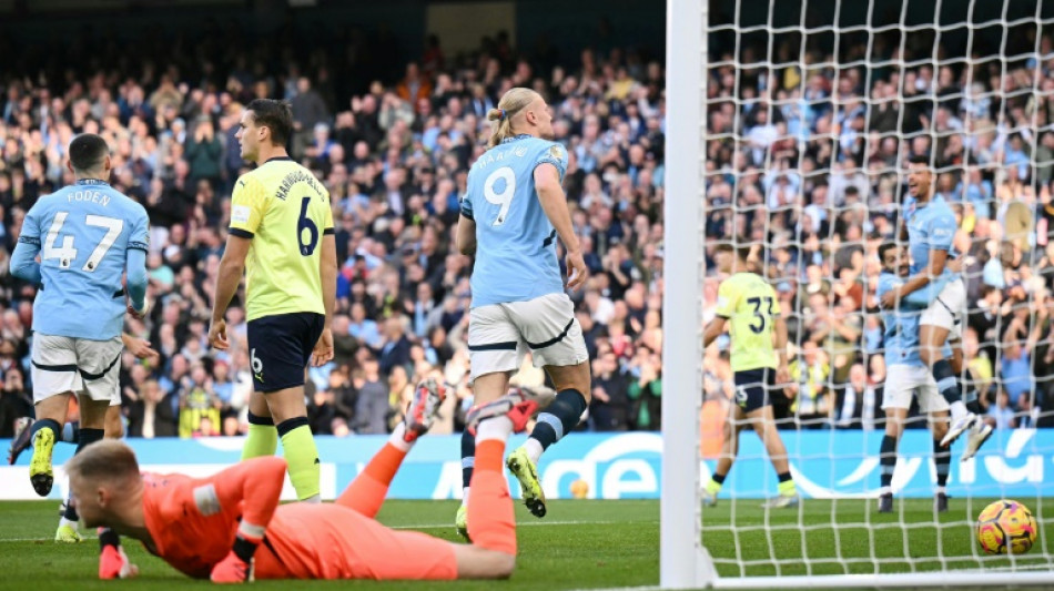 Angleterre: Manchester City prend la tête, sans éclat