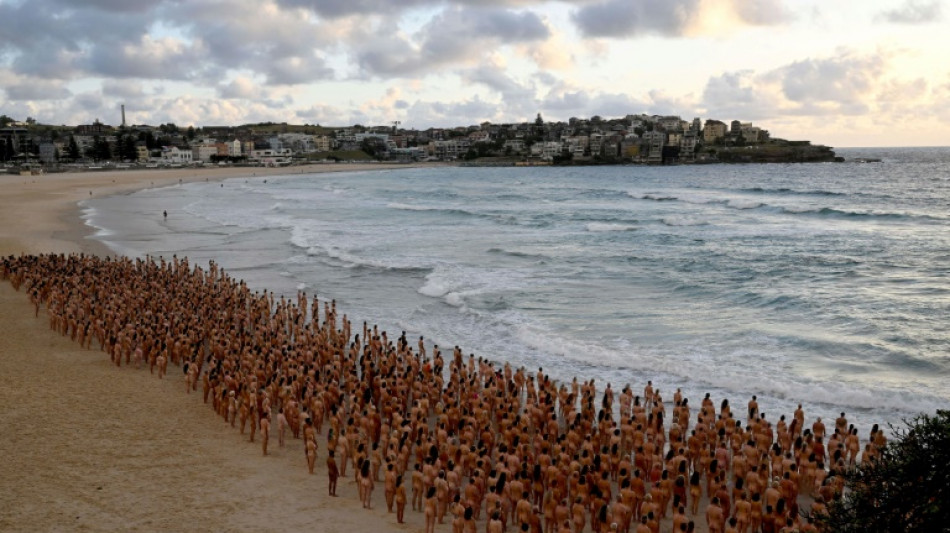 Miles de personas se desnudan por arte en icónica playa de Sídney